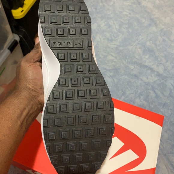 MENS NIKE SNEAKERS NEW IN BOX SIZE 101/2 / 11 / 12 / 3 PAIR AVAILABLE - Picture 7 of 10